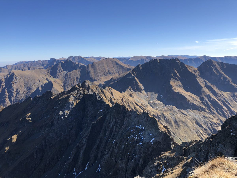 Vedere de pe Vârful Vânătarea lui Buteanu înspre Vârful Moldoveanu